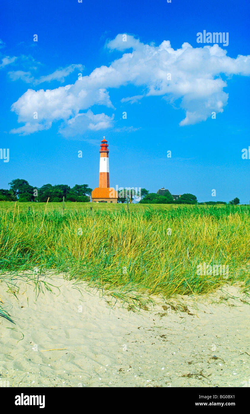 Phare de Fluegge sur Fehmarn Island, mer Baltique, Schleswig-Holstein, Allemagne du Nord Banque D'Images