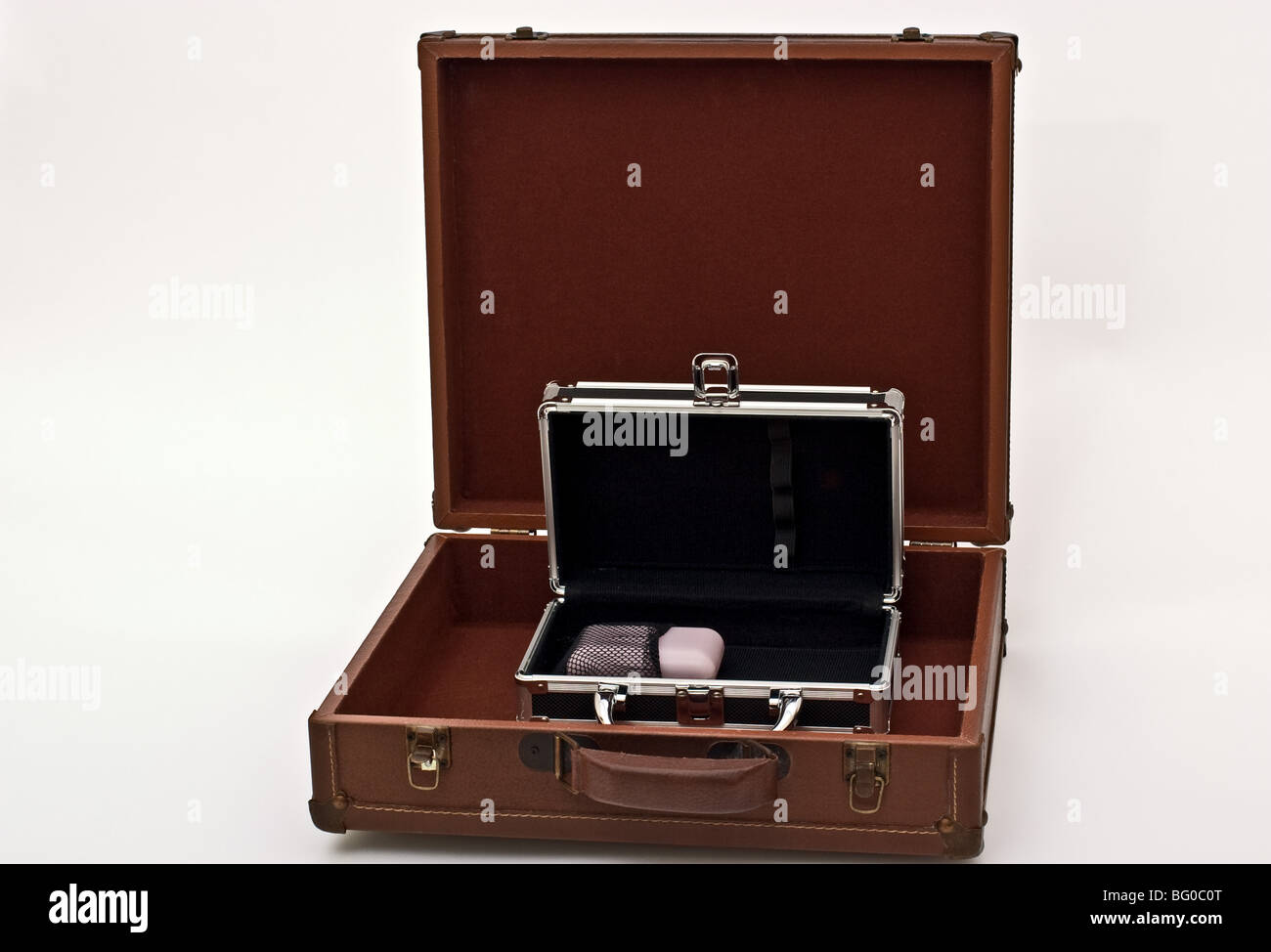 Du côté d'un savon violet une boîte noire à l'intérieur d'une valise marron. Banque D'Images