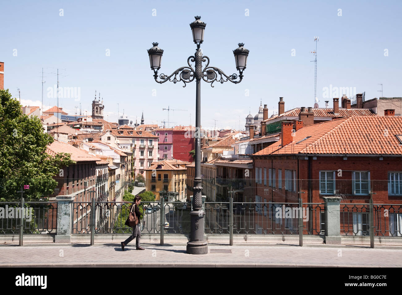 Lampadaire au bord de la route avec des bâtiments en arrière-plan, Madrid, Espagne Banque D'Images