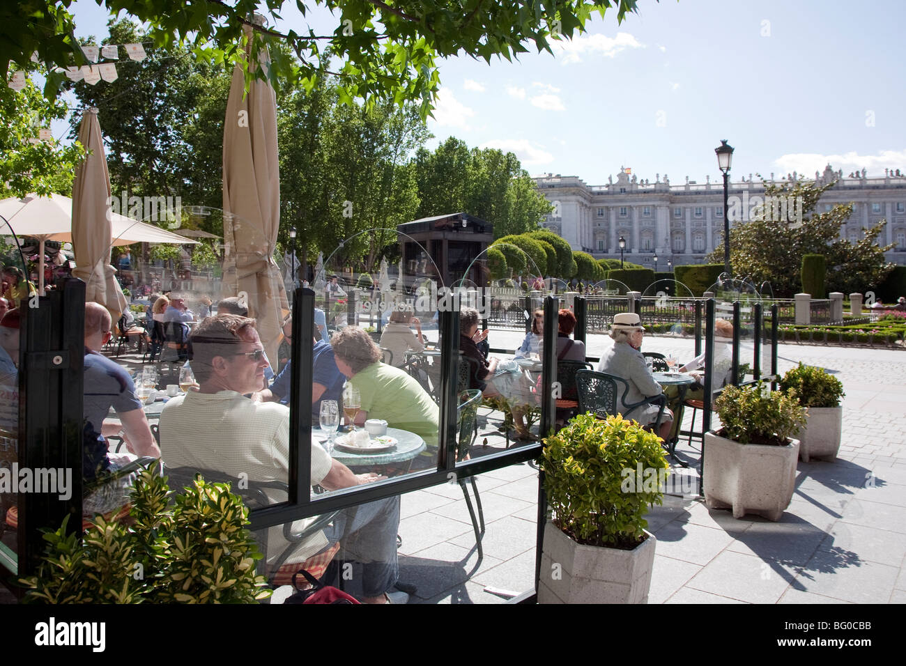 Les touristes en face de Palais Royal, Jardines de Sabatini, le Palais Royal, le Palacio Real, la Plaza de Oriente, Madrid, Espagne Banque D'Images