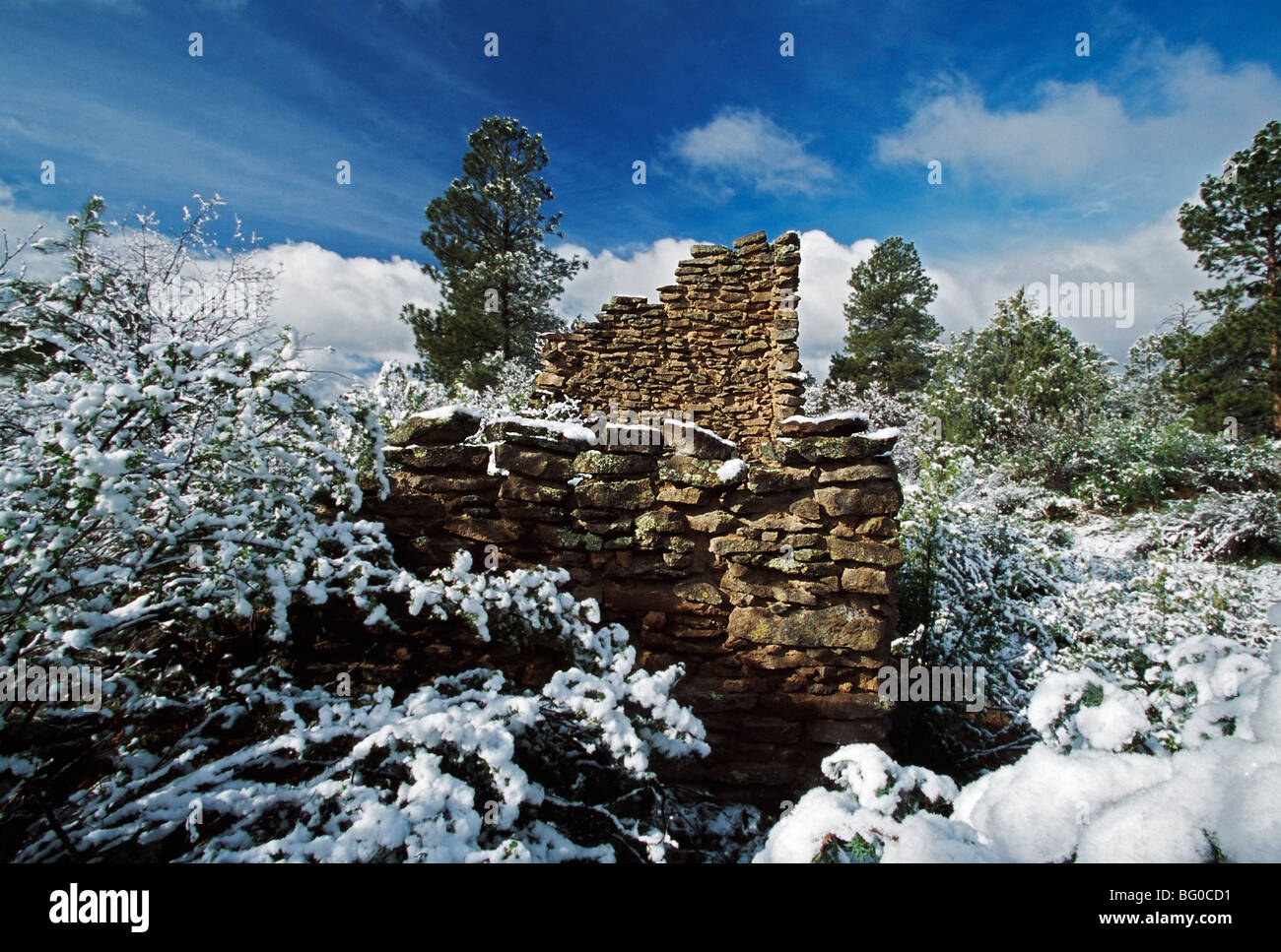 Mur des ruines indiennes construites de pierre et de boue avec de la neige fraîche Banque D'Images