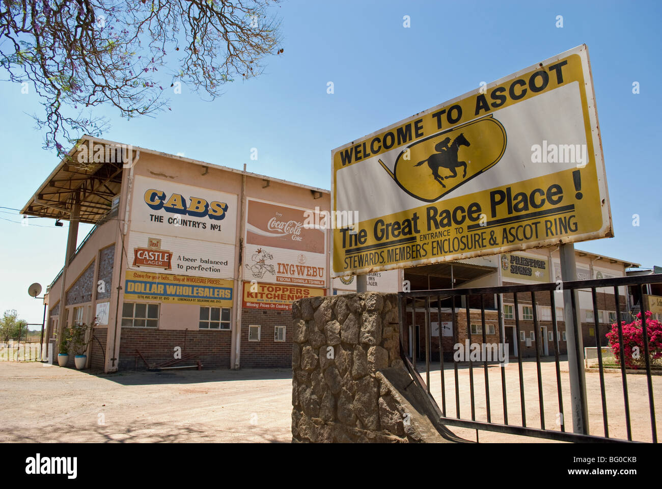 L'entrée de l''hippodrome d''Ascot à Bulawayo, Zimbabwe. Le cours construit dans les années 1890 a été fermée en 2001. Banque D'Images