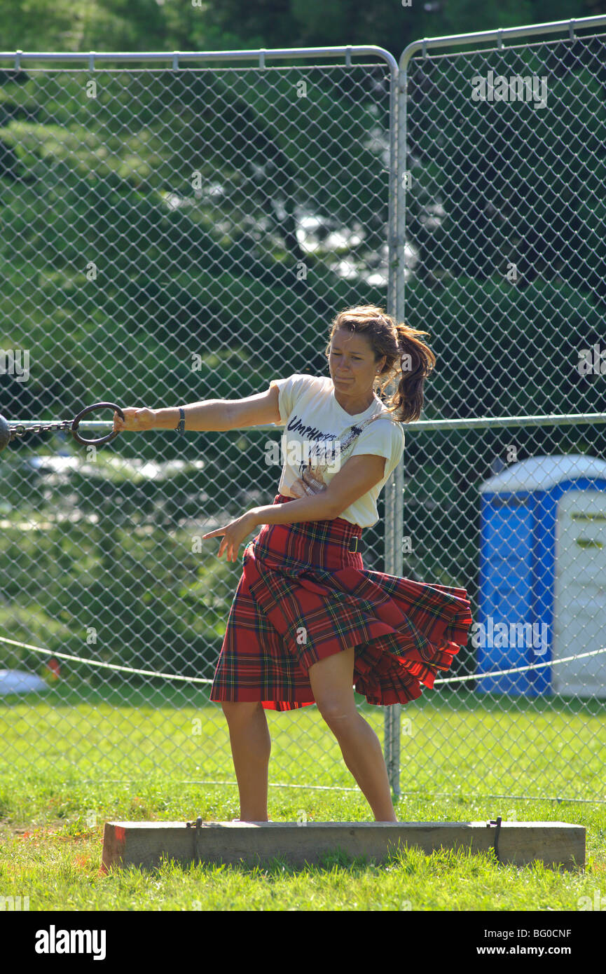 Les femmes qui se font concurrence sur les événements lourds écossais à Fredericton les Jeux des Highlands Banque D'Images