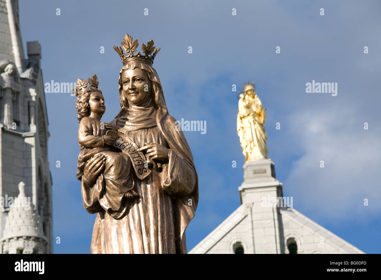 Détail statue en bronze de Ste. Anne et la Vierge Marie sur la fontaine