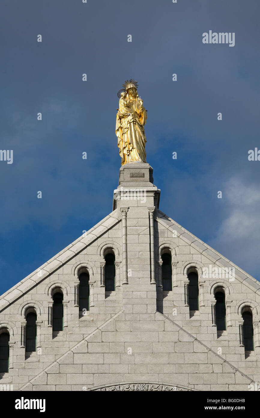 Dorure statue de Ste. Anne et la Vierge Marie au sommet de la façade de la basilique catholique romaine de Ste-Anne-de-Beaupré Banque D'Images