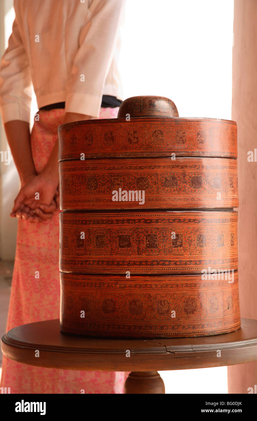 Conteneur alimentaire avec compartiments superposés dans Burmese lacquerware, Dhara Dhevi Collection, Myanmar (Birmanie), l'Asie Banque D'Images