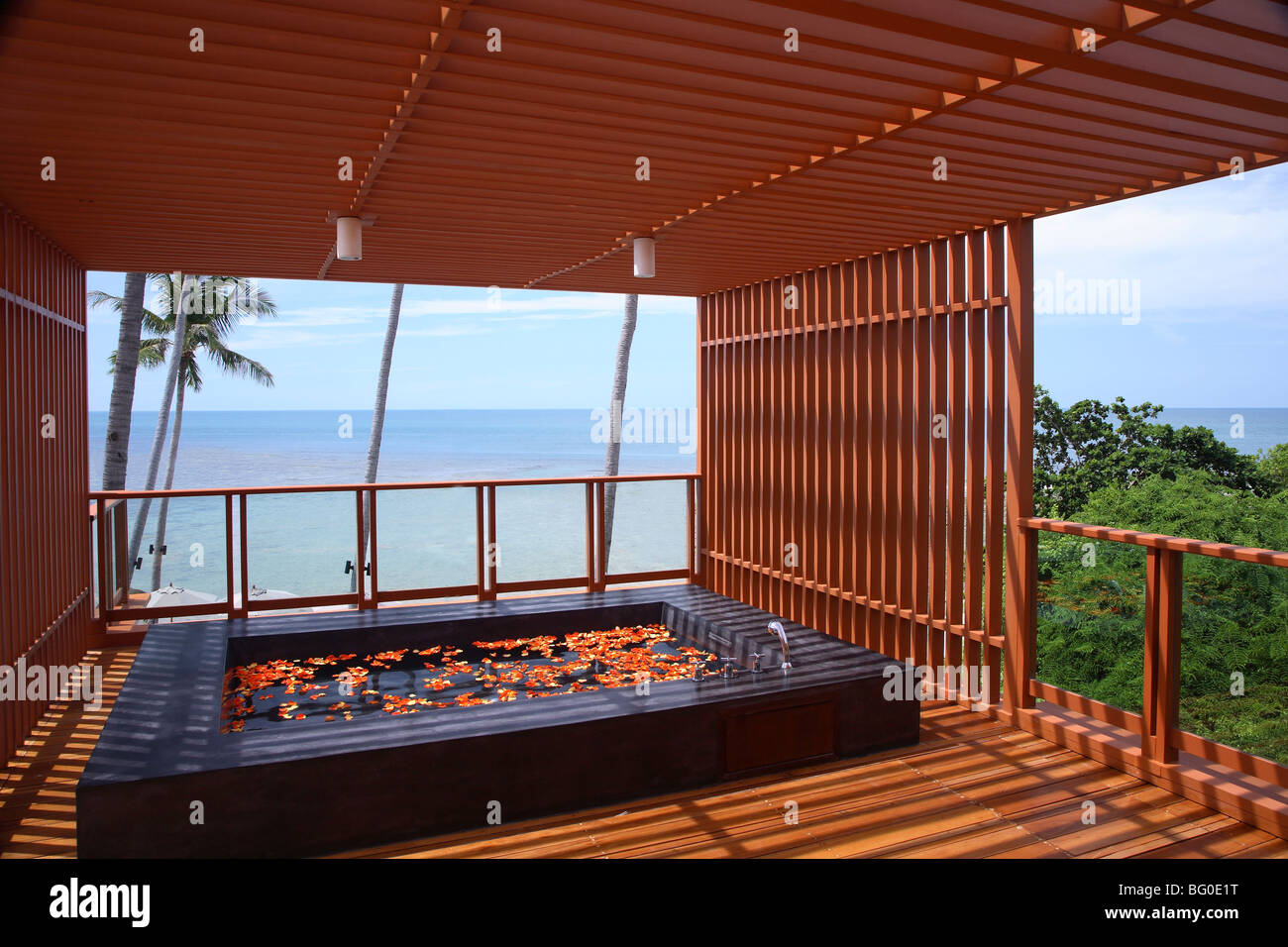 Pont Spa avec bain floral à Sasha Resort à Koh Samui, Thaïlande, Asie du Sud-Est, Asie Banque D'Images