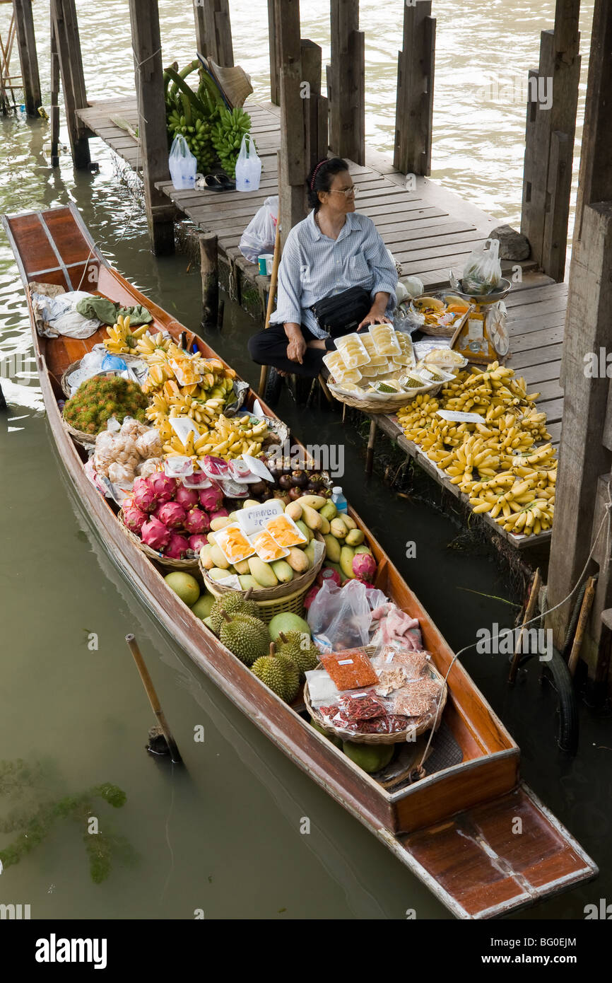 Dame vendeur de fruits et légumes au marché de l'eau, Bangkok, Thaïlande. Banque D'Images