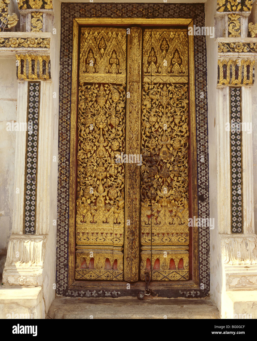 Porte en bois sculpté et doré à Wat Na Phra Men, Ayutthaya, Thaïlande, Asie du Sud, Asie Banque D'Images