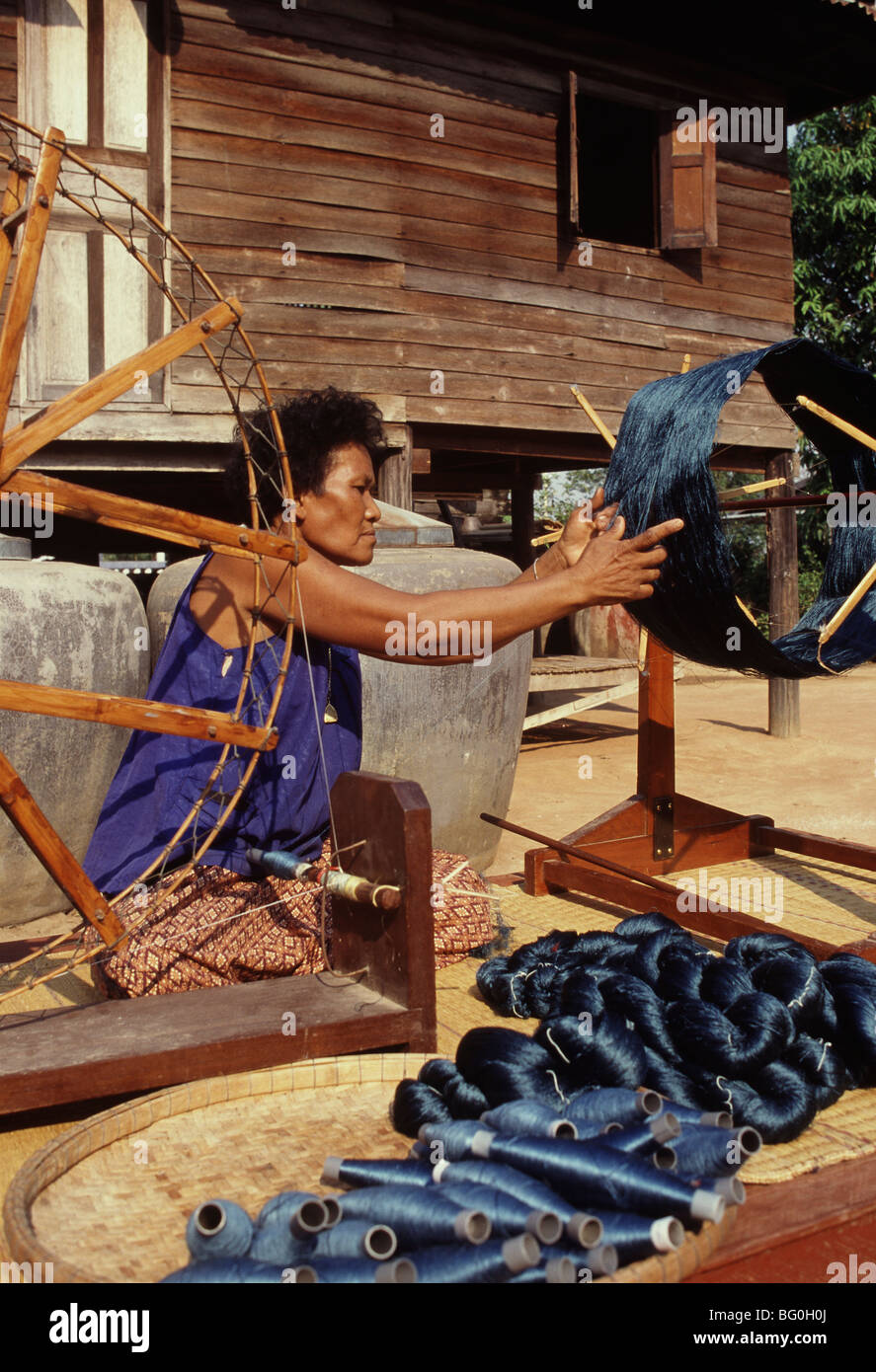 La production de soie dans un village de Korat, en Thaïlande, en Asie du Sud-Est, l'Asie Banque D'Images