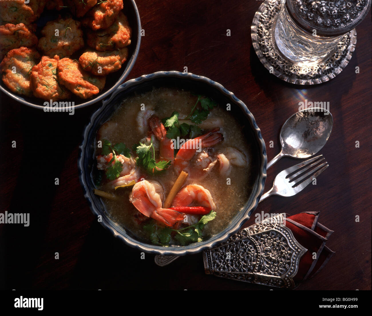 Soupe Tom Yum Goong et croquettes de poisson, en Thaïlande, en Asie du Sud-Est, l'Asie Banque D'Images