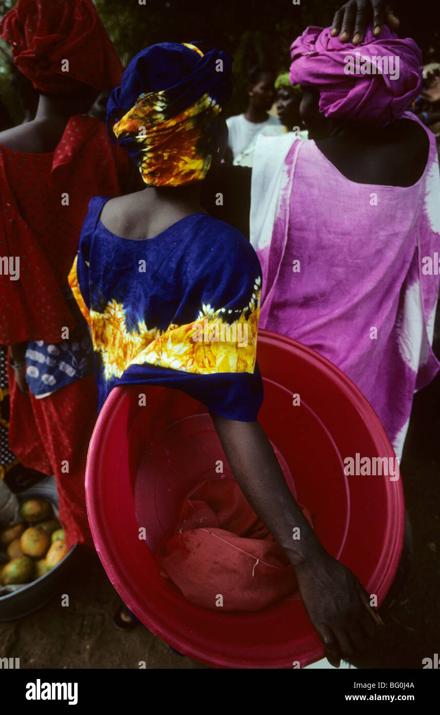 Un grand bain à remous rouge a été acheté sur le marché à Ségou, Mali,  Afrique de l'Ouest Photo Stock - Alamy
