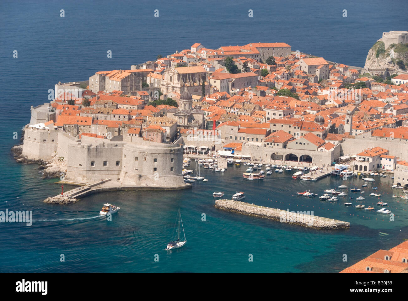Vieille Ville et le Vieux Port, Site du patrimoine mondial de l'UNESCO, vue depuis les collines au sud-est, Dubrovnik, Croatie, Europe Banque D'Images