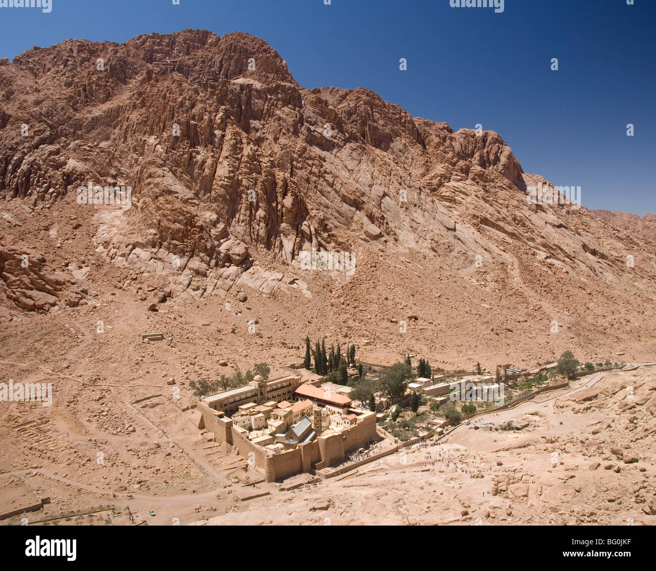 Le Monastère de Sainte Catherine, à l'épaulement de la montagne de Sinaï derrière, péninsule du Sinaï Désert, Egypte, Afrique du Nord Banque D'Images