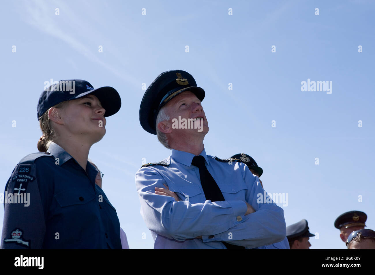 Sir Stephen Dalton, maréchal en chef de l'air avec les cadets de la RAF qui regardent les acrobaties au SPECTACLE aérien DE RAFA, à l'aéroport de Shoreham, Sussex, Angleterre Banque D'Images