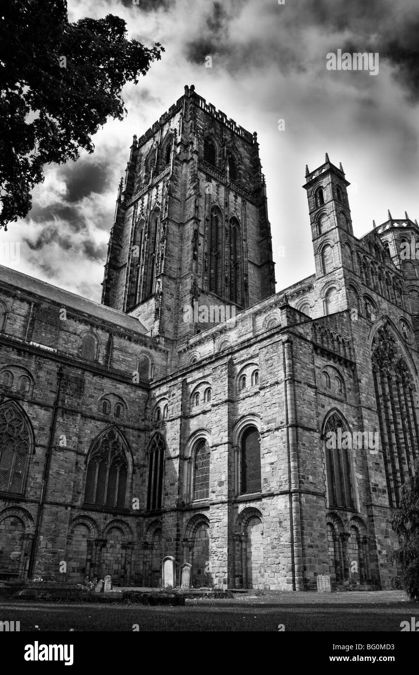 Cathédrale de Durham montrant l'imposante flèche centrale qui s'élève à 217 pieds / 66 mètres. Banque D'Images