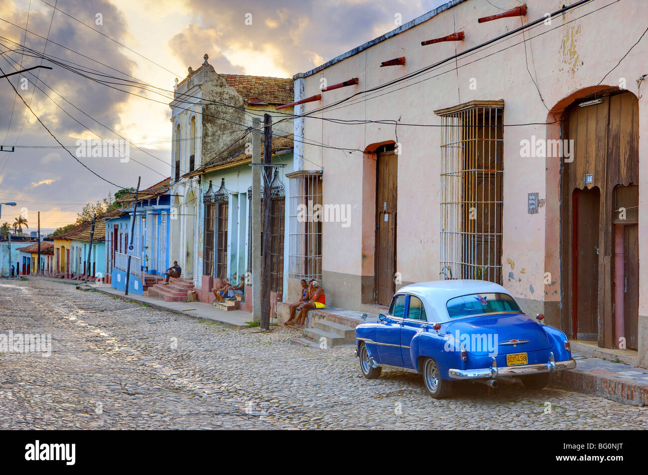 Rue Pavée, au coucher du soleil avec voiture américaine classique, Trinidad, Cuba, Antilles, Amérique Centrale Banque D'Images