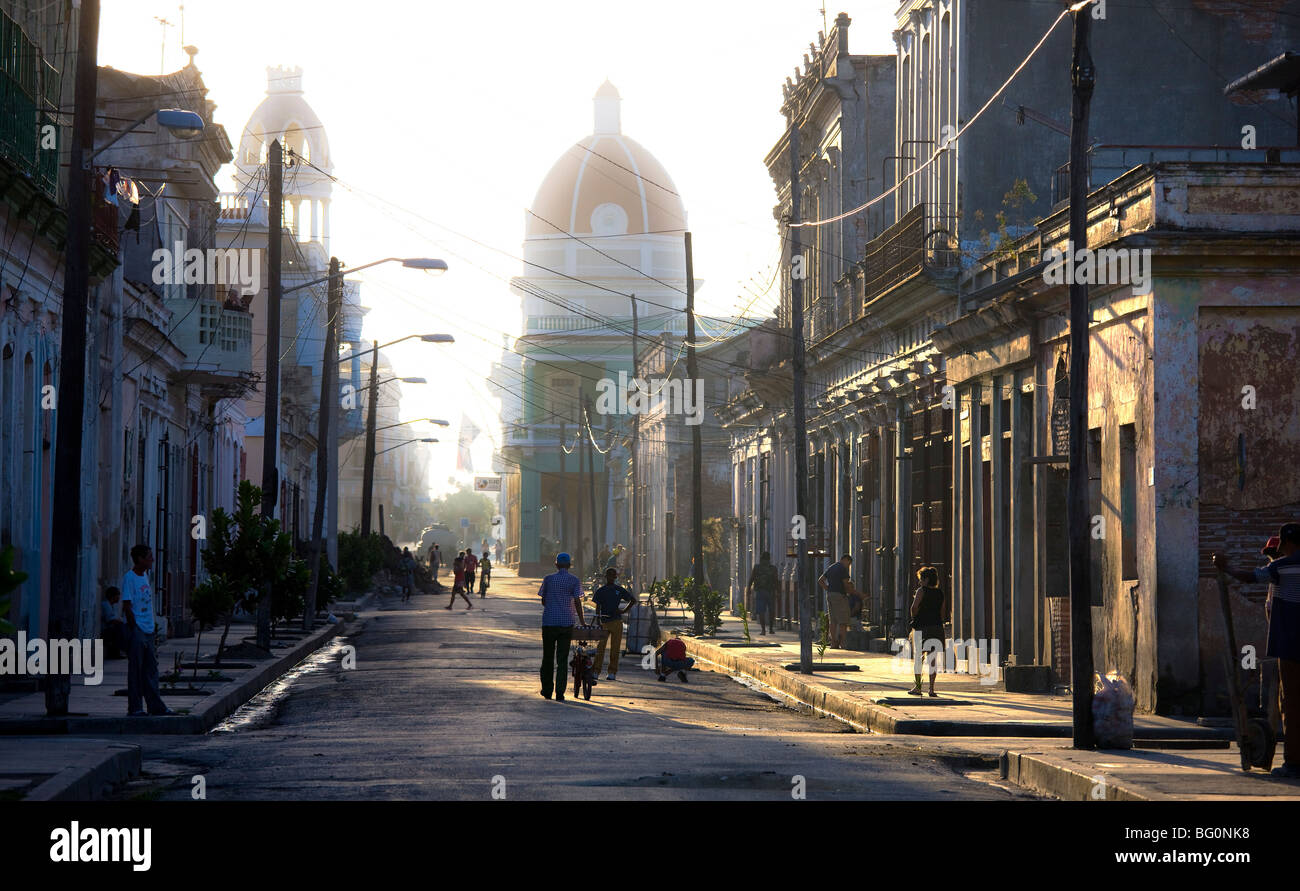 Le long de la rue en direction du Parque Jose Marti, Cienfuegos, Cuba, Antilles, Amérique Centrale Banque D'Images