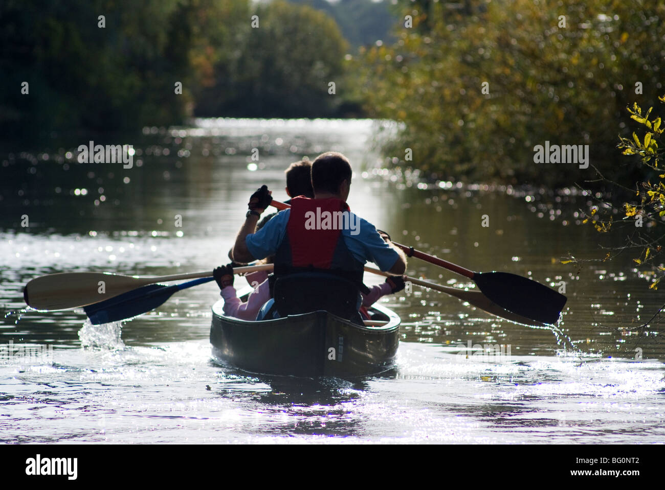 Canadian canoe kayak en famille sur la rivière waveney près de beccles suffolk angleterre Banque D'Images