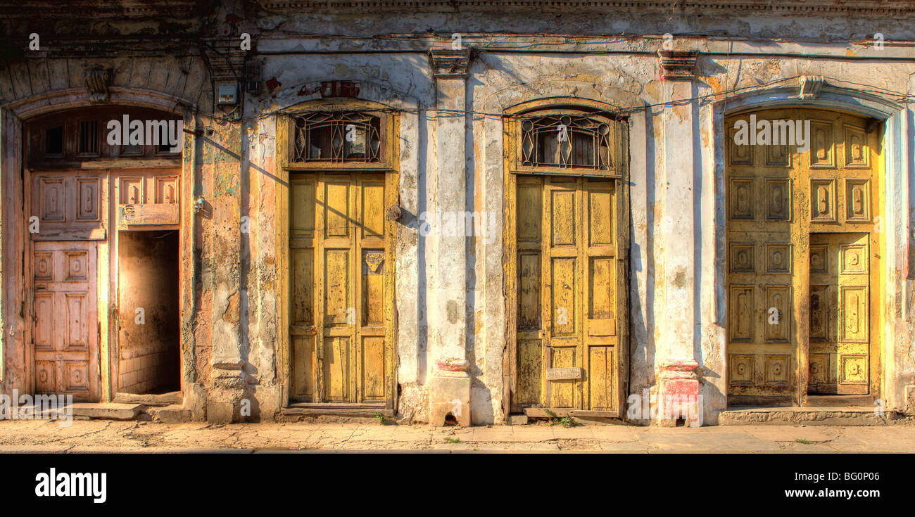 Façades de bâtiments coloniaux délabrés baigné de lumière du soir, La Havane, Cuba, Antilles, Amérique Centrale Banque D'Images