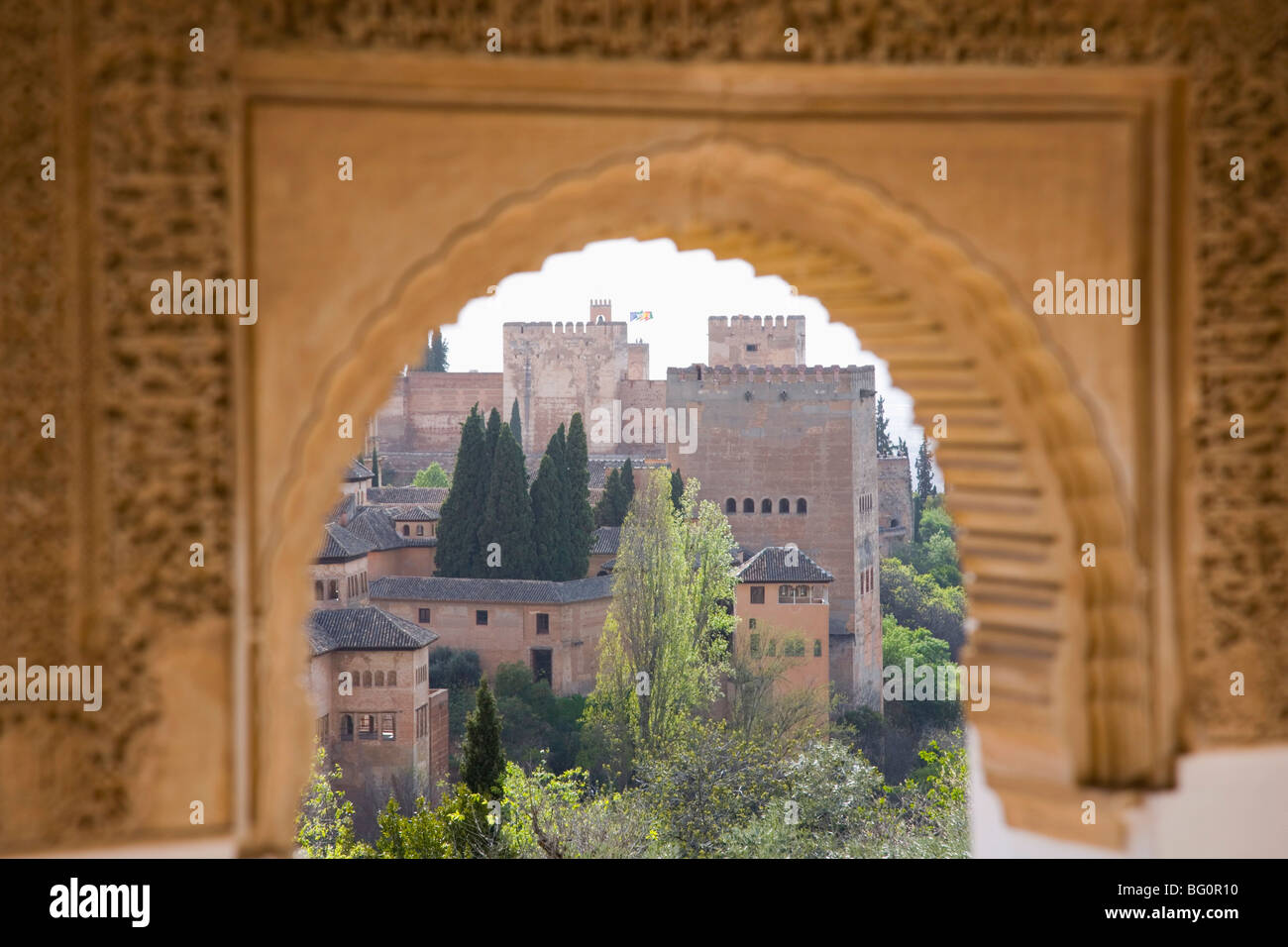 Vue de l'Alhambra à travers arch dans les jardins du Generalife, Grenade, Andalousie, Espagne (Andalousie) Banque D'Images