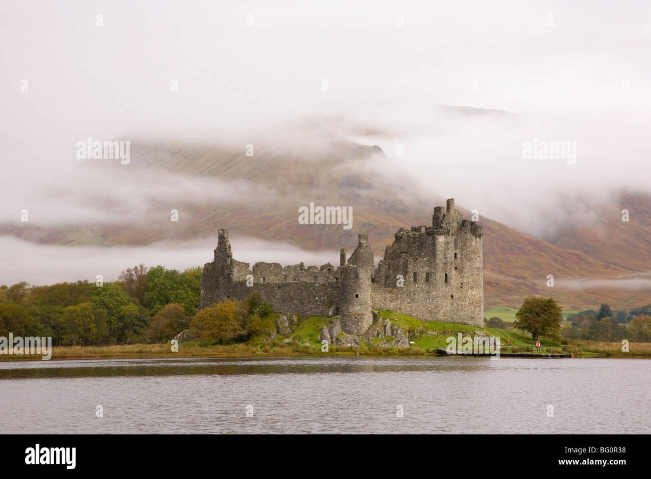 Vue sur Loch Awe aux ruines de château de Kilchurn, Dalmally, Argyll and Bute, Ecosse, Royaume-Uni Banque D'Images