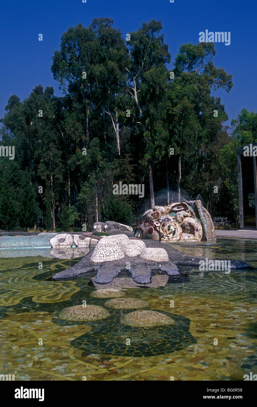 Tlaloc, dieu de la pluie, de la sculpture, de l'eau fontaine, carreaux de mosaïque, de Diego Rivera, Diego Rivera, parc de Chapultepec, Mexico, District Fédéral, Mexique Banque D'Images