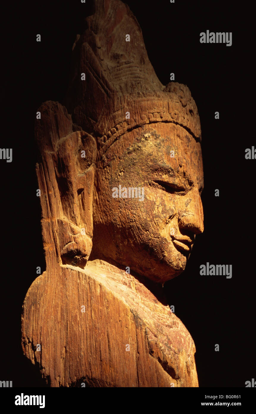 Statue en bois de Lokanatha datant du xiie ou xiiie siècle, Bagan Bagan, Musée (païenne), le Myanmar (Birmanie), l'Asie Banque D'Images