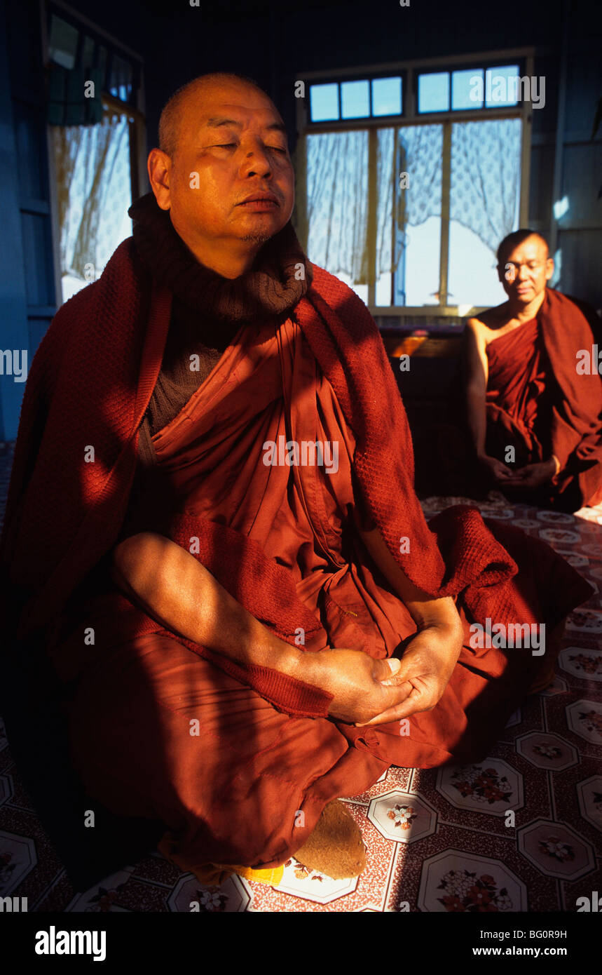 Sayadaw (abbé) méditer, Nga Hpe Monastère, lac Inle, Myanmar (Birmanie), l'Asie Banque D'Images