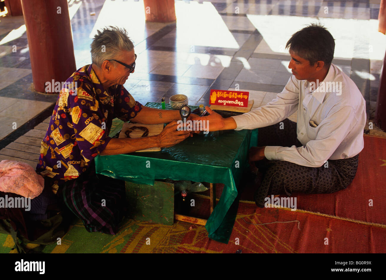 La Pagode Shwezigon, astrologue, Bagan, Myanmar (Birmanie), l'Asie Banque D'Images