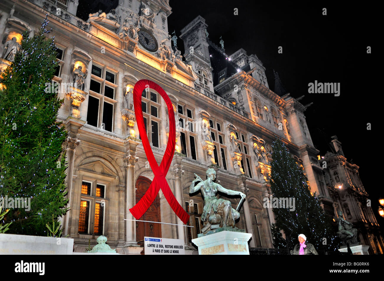 Paris, France, ruban rouge géant sur la façade de l'Hôtel de ville illuminé la nuit, Journée mondiale du SIDA, 1er décembre, contre le sida Banque D'Images