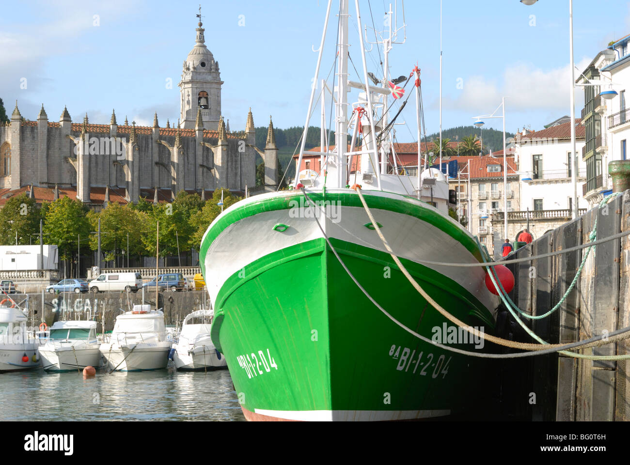 Vieux bateau de pêche en bois, et au xve siècle, église gothique de Santa Maria de la Asuncion, Lekeitio, Pays Basque, Pays Basque, Espagne Banque D'Images