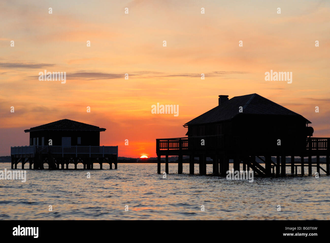 Maisons sur pilotis au coucher du soleil, la baie d'Arcachon, Gironde, Aquitaine, France, Europe Banque D'Images