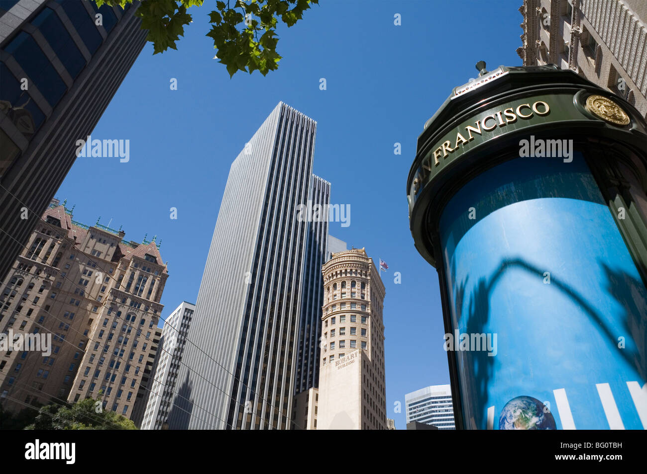 Les immeubles de grande hauteur et de publicité stand, Market Street, San Francisco, Californie, États-Unis d'Amérique, Amérique du Nord Banque D'Images