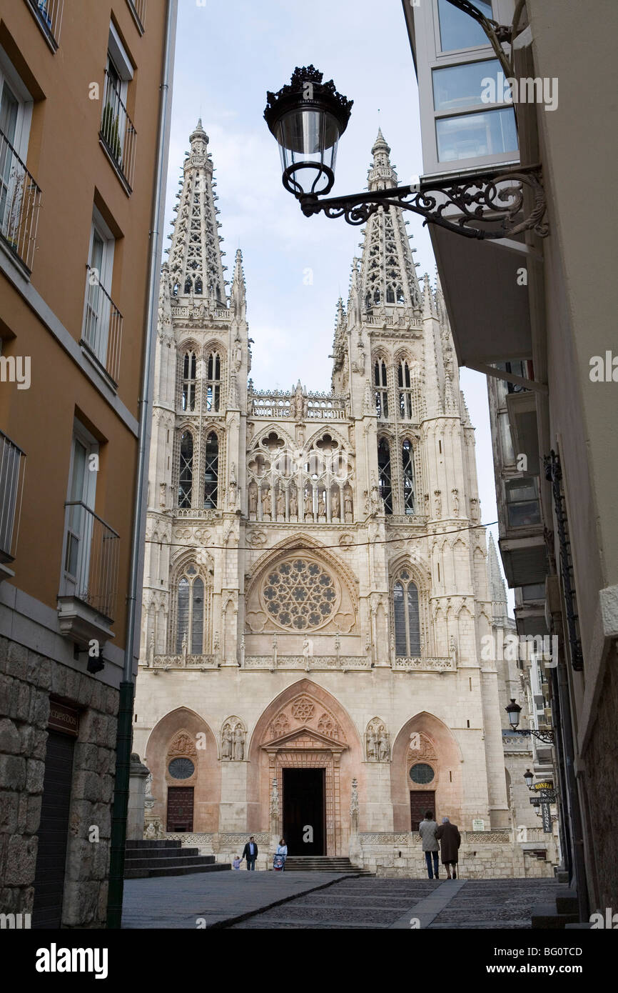 Avant de l'ouest de la cathédrale de Burgos, l'UNESCO World Heritage Site, vu dans une petite rue latérale, Burgos, Castille et Leon, Espagne Banque D'Images
