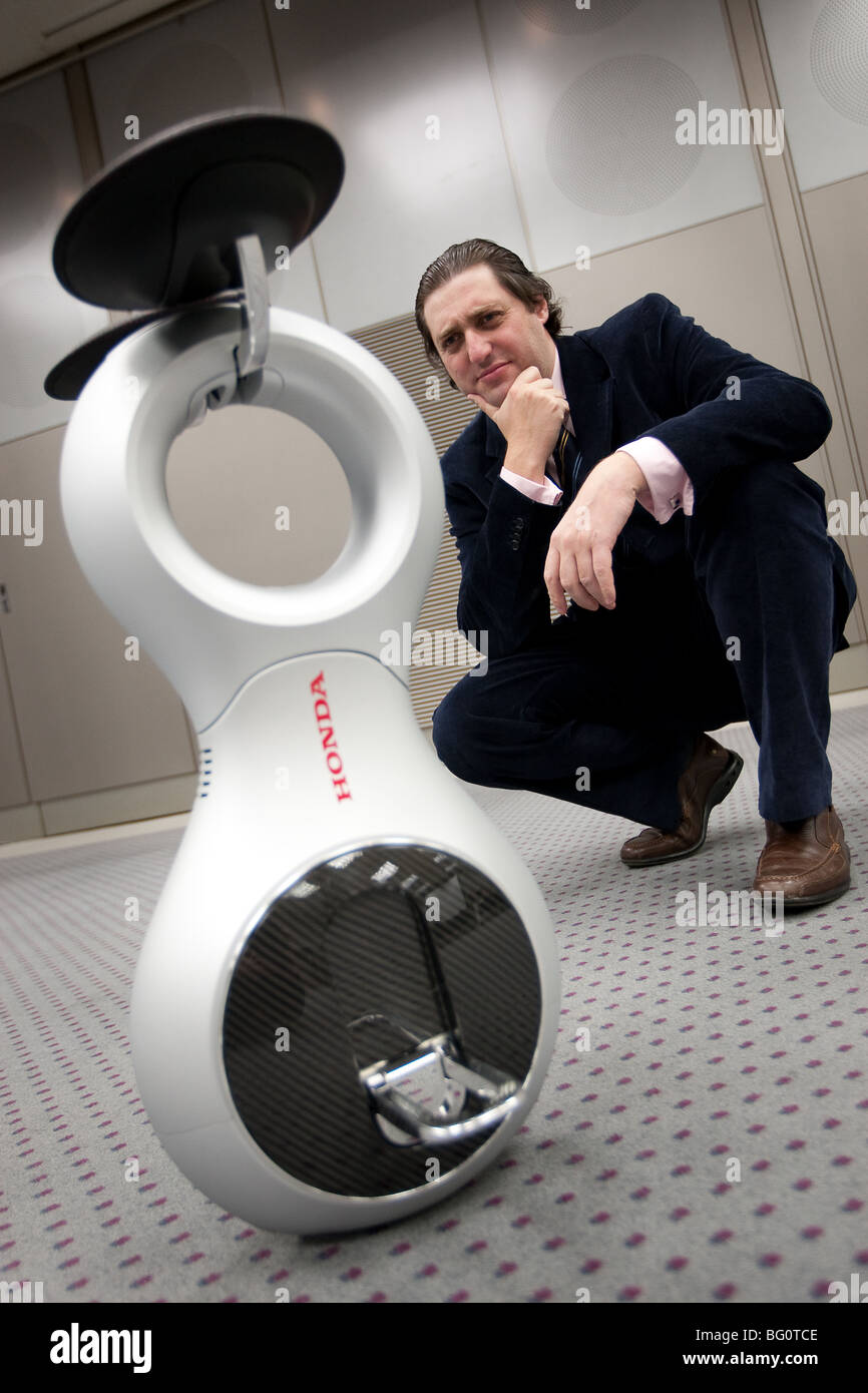 L'homme à la recherche chez Honda U3-X de la mobilité personnelle monocycle Banque D'Images