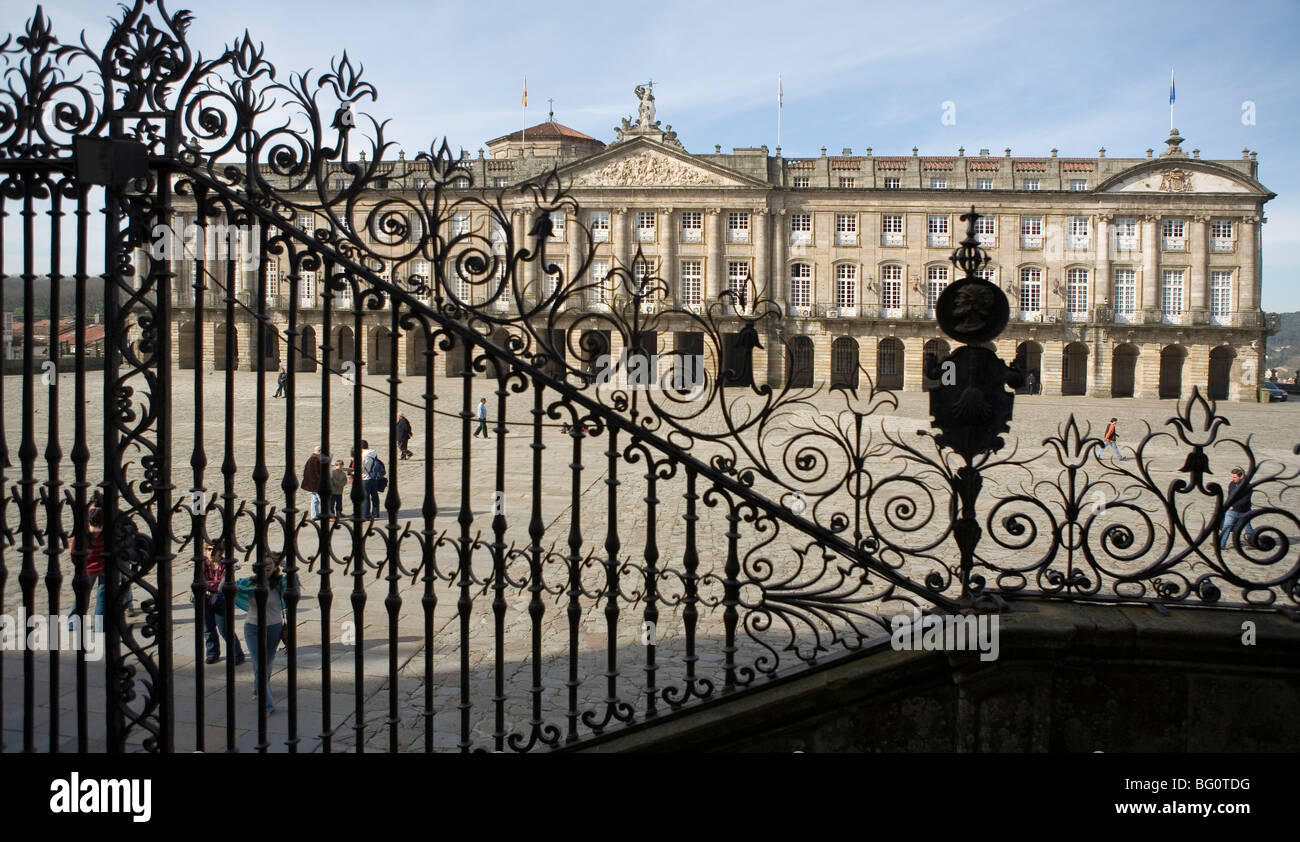 Pazo de Raxoi (Hôtel de Ville) vu à travers Praza do Obradoiro à partir de mesures, de la cathédrale Saint Jacques de Compostelle, Galice, Espagne, Europe Banque D'Images