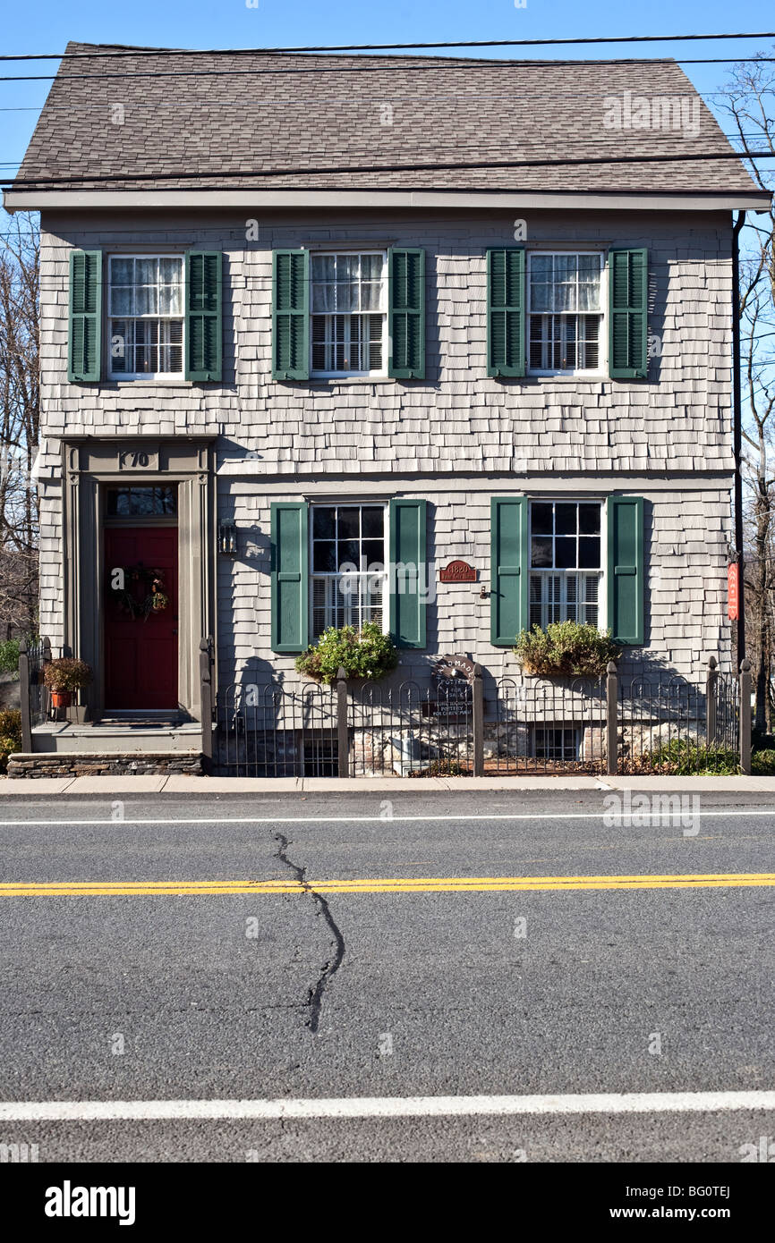 Galets gris extérieur maison de style fédéral datant de 1820 avec des volets verts et des rideaux de dentelle aux fenêtres à Montgomery, New York Banque D'Images
