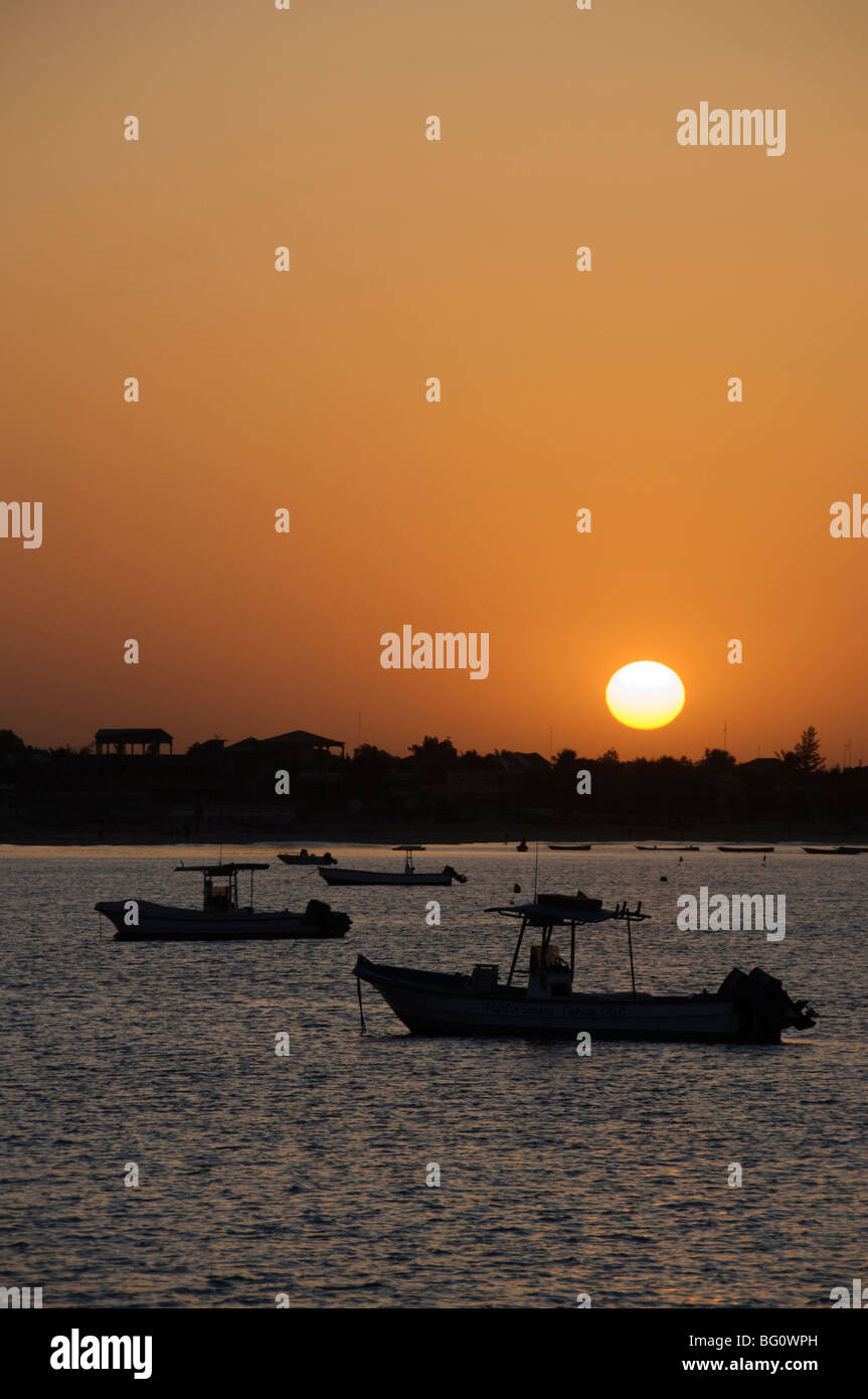 Lever du soleil, à Saly, Sénégal, Afrique de l'Ouest, l'Afrique Banque D'Images