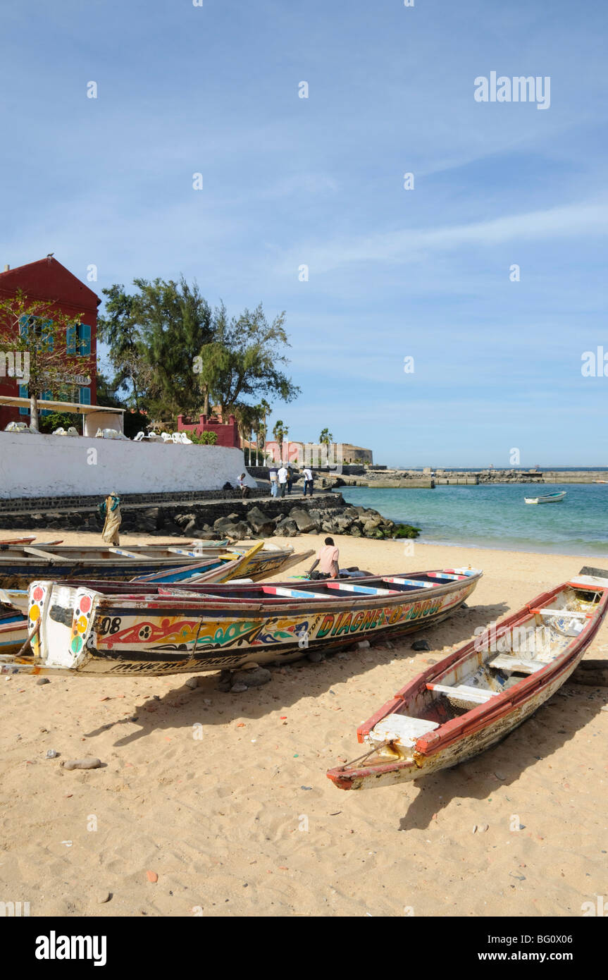 Pirogues (bateaux de pêche), sur la plage, l'île de Gorée, près de Dakar, Sénégal, Afrique de l'Ouest, l'Afrique Banque D'Images