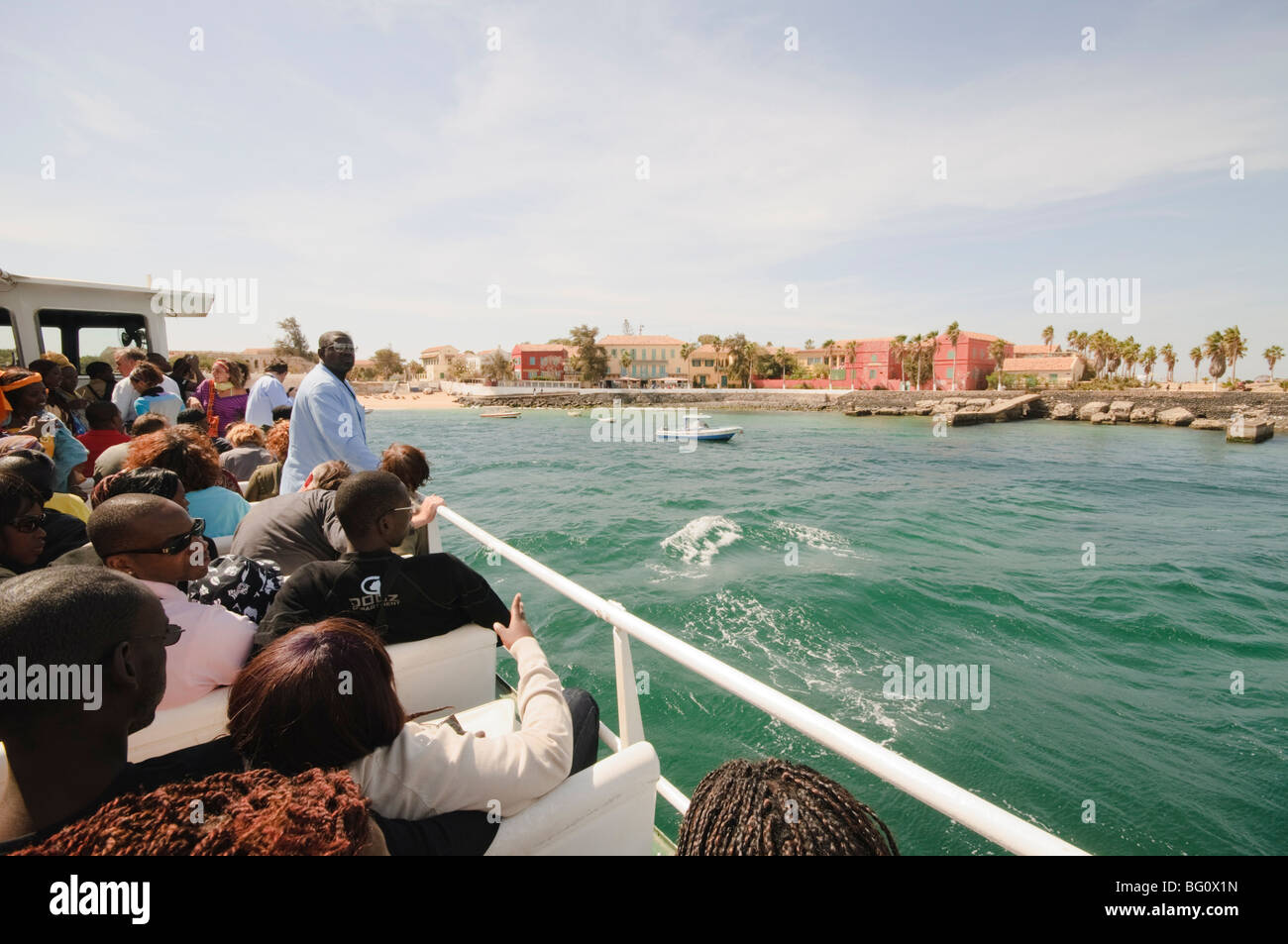 Ferry arrivant à l'île de Gorée, près de Dakar, Sénégal, Afrique de l'Ouest, l'Afrique Banque D'Images
