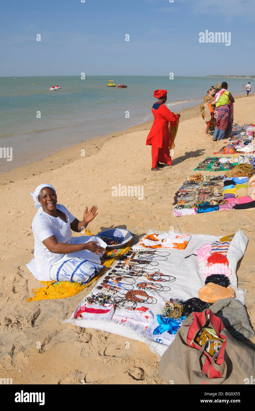 Colporteurs sur plage à Saly, Sénégal, Afrique de l'Ouest, l'Afrique Banque D'Images