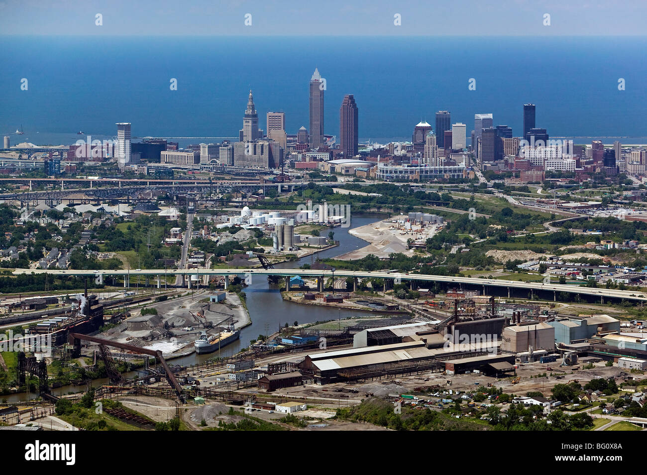 Vue aérienne au-dessus de la zone industrielle de Cleveland Ohio skyline steel mills rivière Cuyahoga Lake Erie Banque D'Images