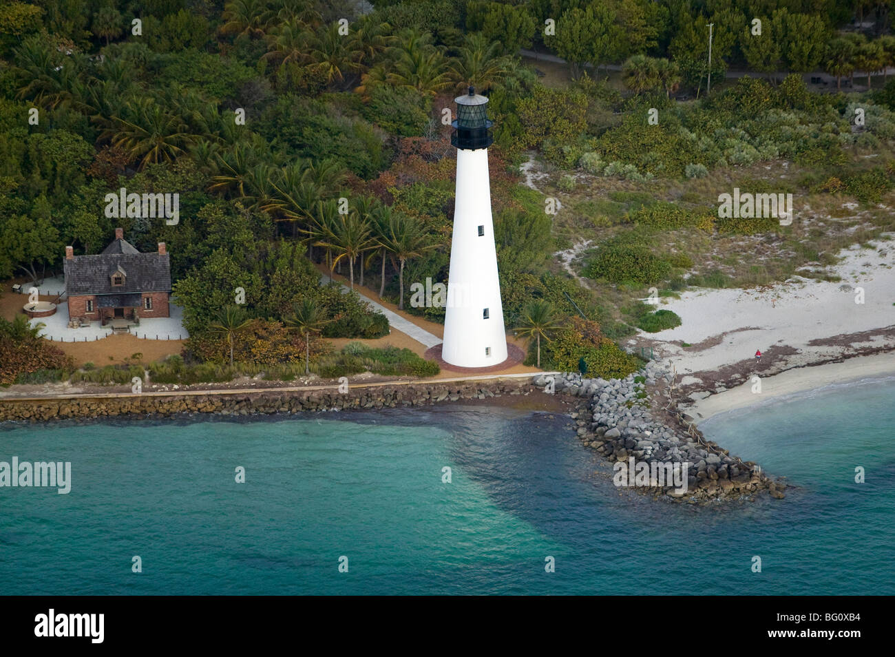 Vue aérienne au-dessus de Cape Florida Lighthouse Park Bill Baggs et aire de loisirs de Key Biscayne en Floride Banque D'Images