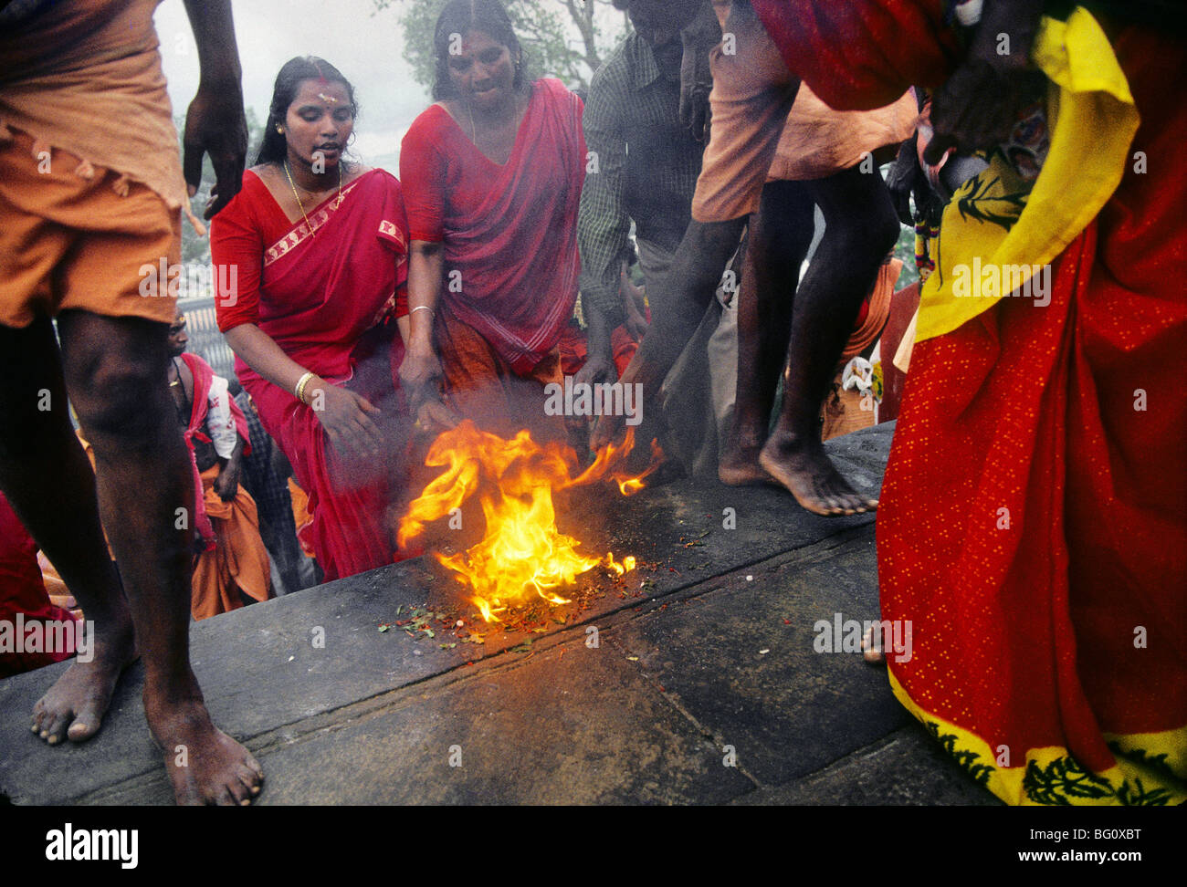 Pigrims touch fire monter les marches de la Temple Palani Murugan Palani, Tamil Nadu pendant le festival annuel de Thaipusam Hindou Banque D'Images