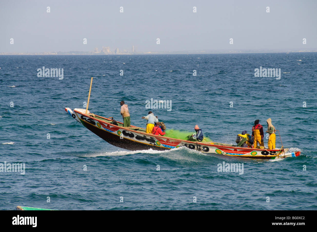 Pirogue ou bateau de pêche, l'île de Gorée, près de Dakar, Sénégal, Afrique de l'Ouest, l'Afrique Banque D'Images