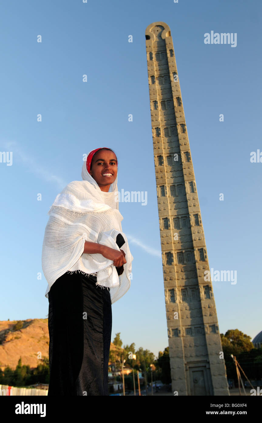 Fille avec stèle, Axum, Ethiopie Banque D'Images