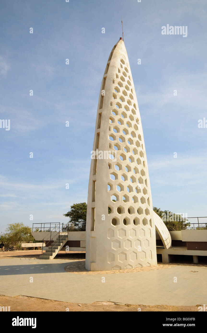 Monument au sommet de l'île de Gorée célèbre pour son rôle dans l'esclavage, près de Dakar, Sénégal, Afrique de l'Ouest, l'Afrique Banque D'Images
