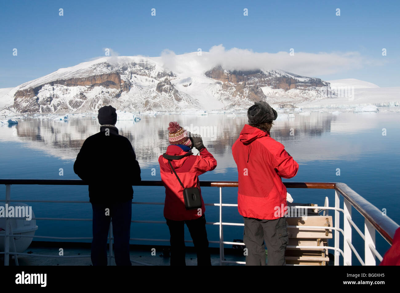 Navire qui approche de Brown Bluff, Péninsule Antarctique, l'Antarctique, régions polaires Banque D'Images