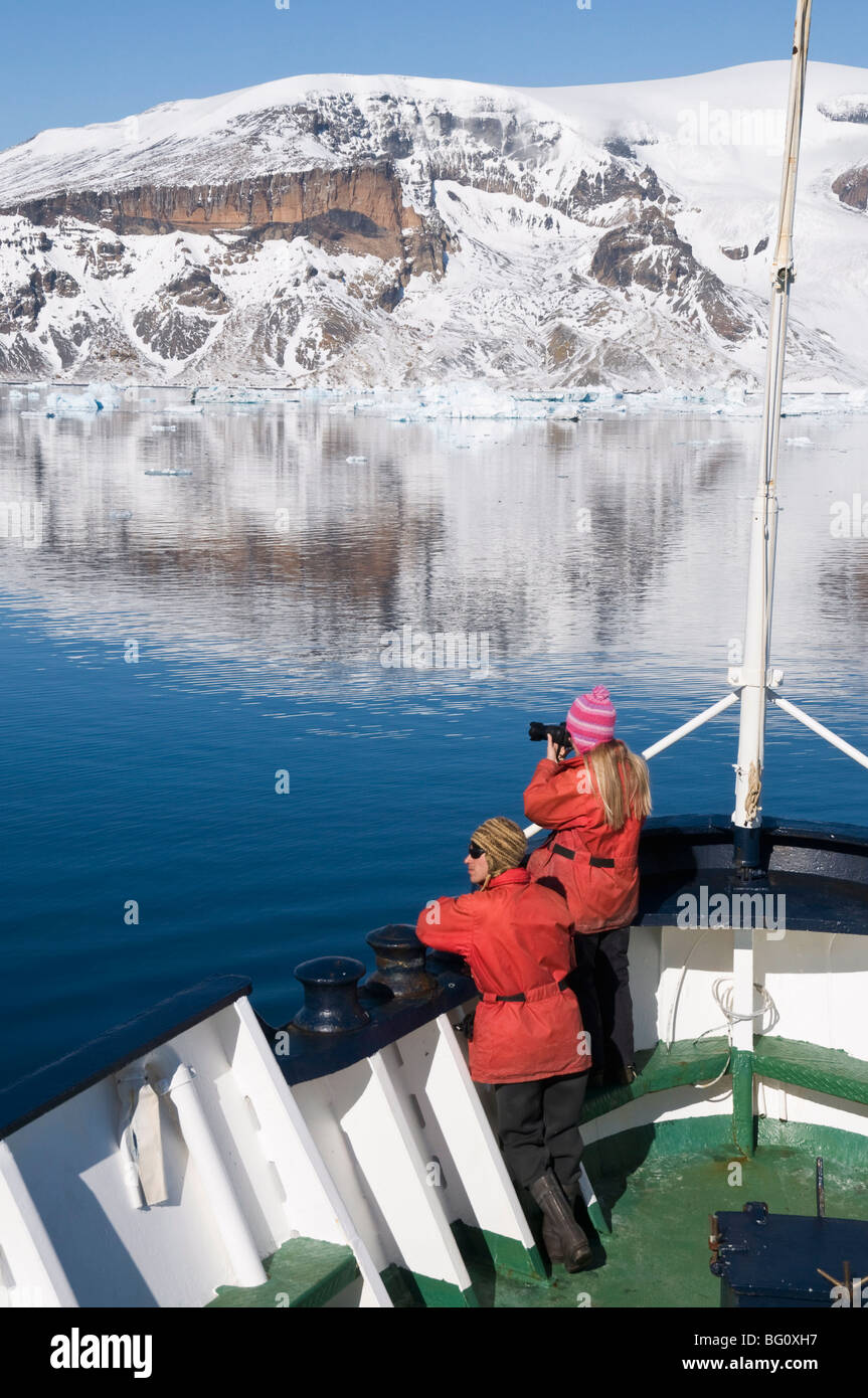 Navire qui approche de Brown Bluff, Péninsule Antarctique, l'Antarctique, régions polaires Banque D'Images